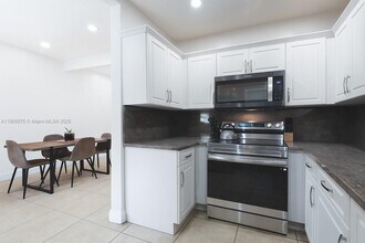 250 NE 170th St in North Miami Beach, FL - Building Photo - Building Photo