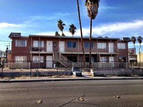 537 Calcaterra Cir in Las Vegas, NV - Building Photo - Building Photo