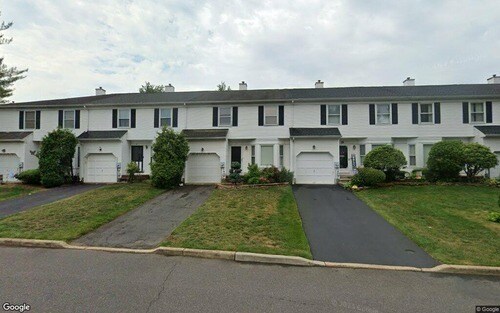 2 Carriage Ln in Englishtown, NJ - Building Photo