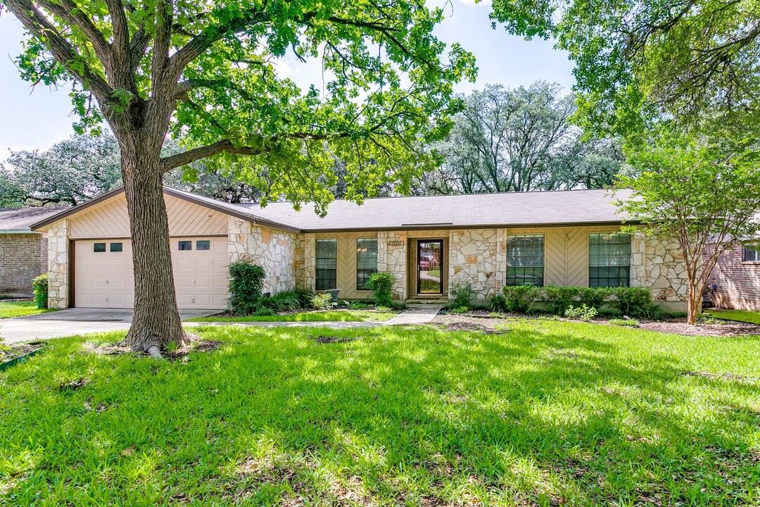 15322 Pebble Path in San Antonio, TX - Foto de edificio