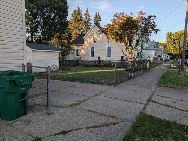 2225 Poplar St in Erie, PA - Building Photo - Building Photo