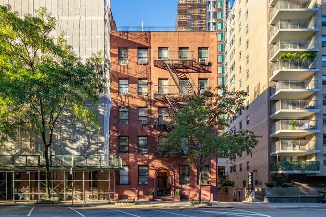 26 W 97th St in New York, NY - Building Photo - Building Photo