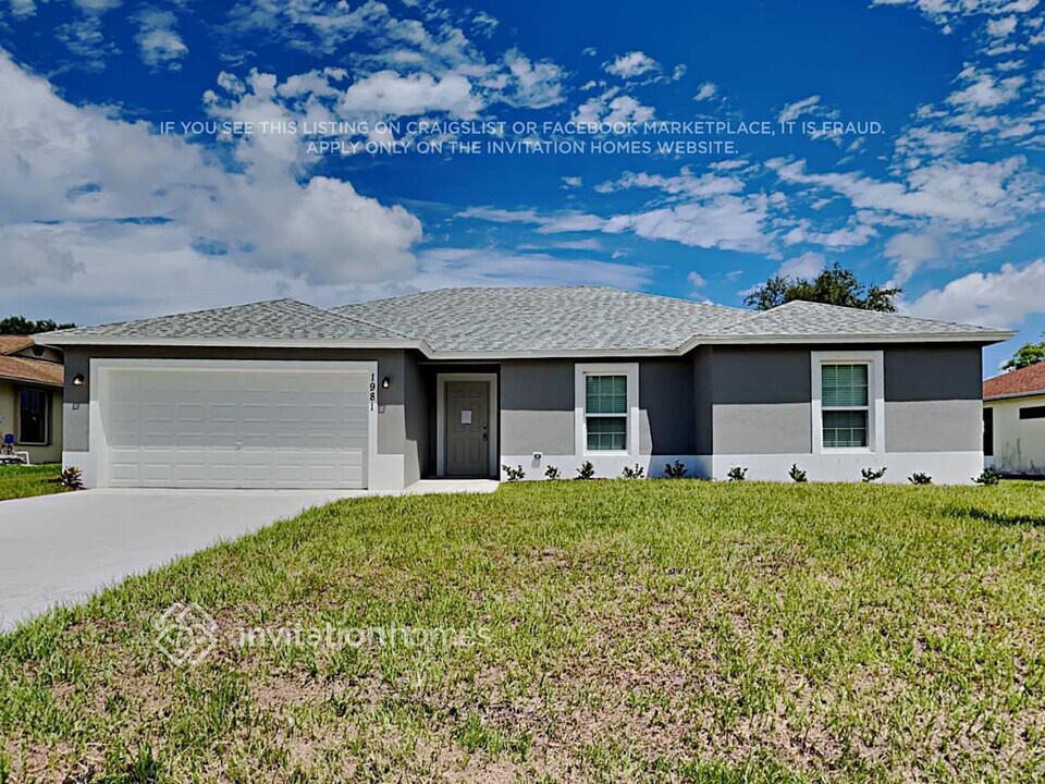 1981 SE Cheltenham St in Port St. Lucie, FL - Building Photo