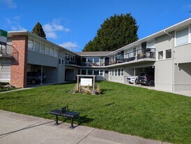 1860 Crescent Rd in Victoria, BC - Building Photo