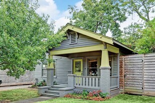 1032 E 6 1/2 St in Houston, TX - Building Photo