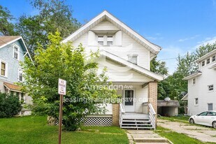 128 Hollinger Ave in Akron, OH - Building Photo