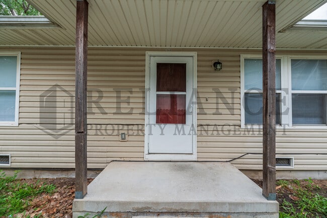 property at 1948 S Everett St