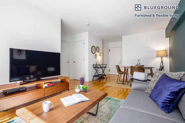 101 W 15th St in New York, NY - Building Photo - Building Photo