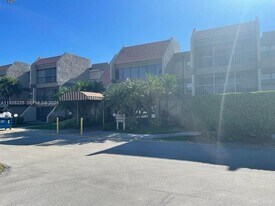 240 Lakeview Dr in Weston, FL - Building Photo