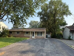 533 Redwood Rd in Bolingbrook, IL - Foto de edificio - Building Photo