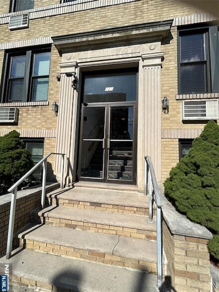 287 Lawton Ave, Unit 11 in Cliffside Park, NJ - Building Photo - Building Photo