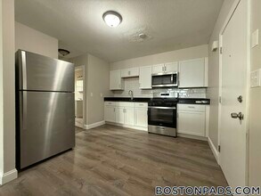 18 Waugh St, Unit 9 in Lowell, MA - Building Photo - Building Photo