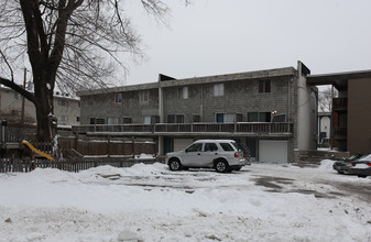 Wornall Place Apartments & Townhomes in Kansas City, MO - Foto de edificio - Building Photo