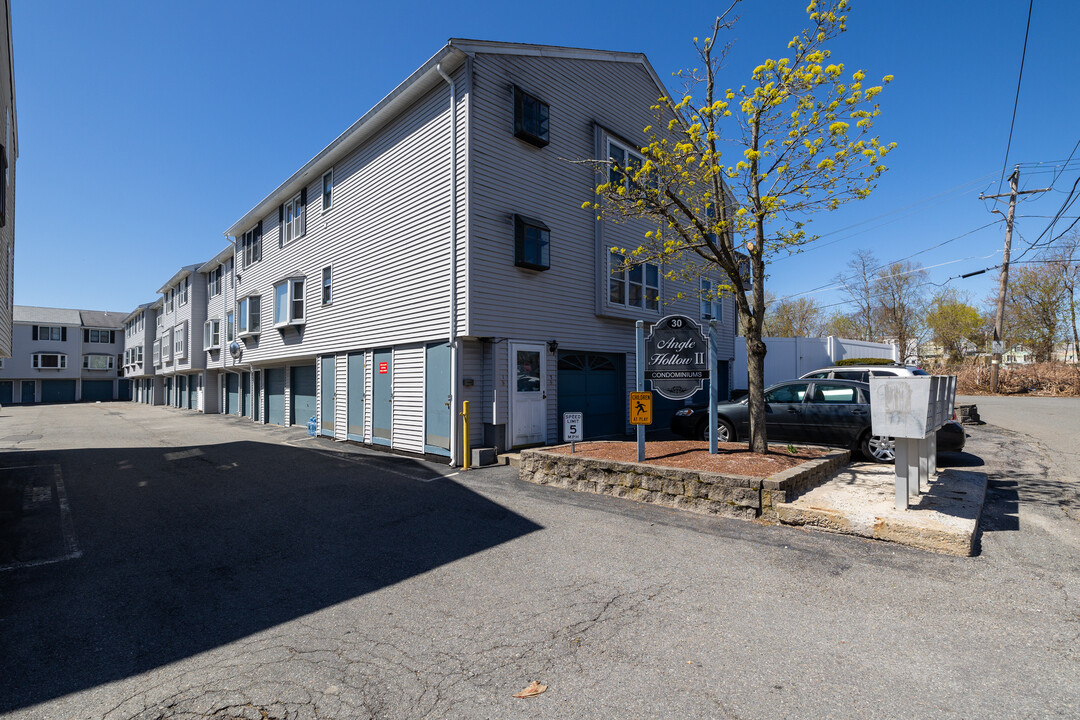 Angle Hollow Condominiums in Lowell, MA - Foto de edificio