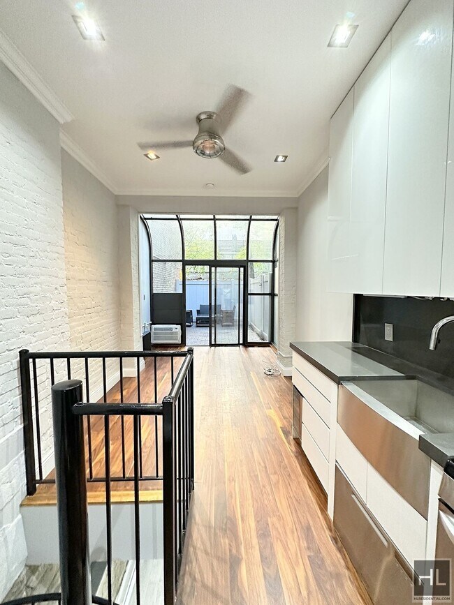 Mott Street in New York, NY - Foto de edificio - Building Photo