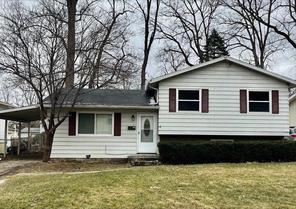 1063 Kevin Dr in Akron, OH - Foto de edificio