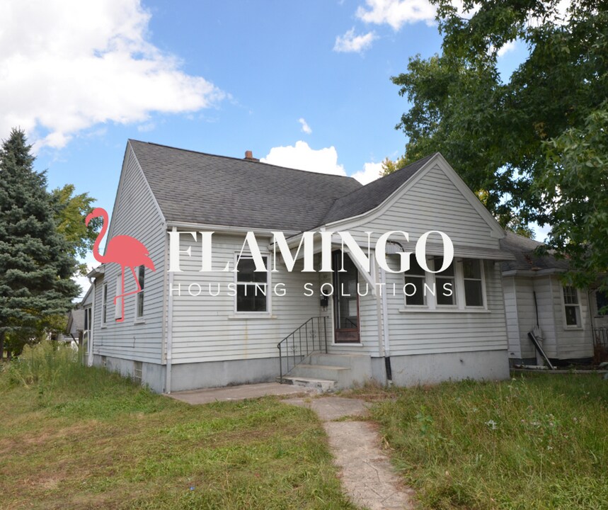 301 E Siebenthaler Ave in Dayton, OH - Building Photo