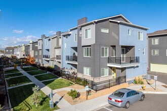 Creekline Townhomes in Denver, CO - Foto de edificio - Building Photo