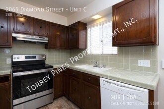 2065 Diamond St in San Diego, CA - Building Photo - Building Photo