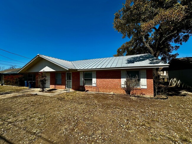 412 Meadow View Ln in Kerrville, TX - Building Photo - Building Photo