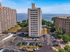 12520 Edgewater Dr, Unit 802 in Lakewood, OH - Foto de edificio - Building Photo