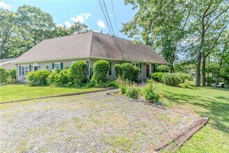 102 Clinton Dr in North Kingstown, RI - Building Photo - Building Photo