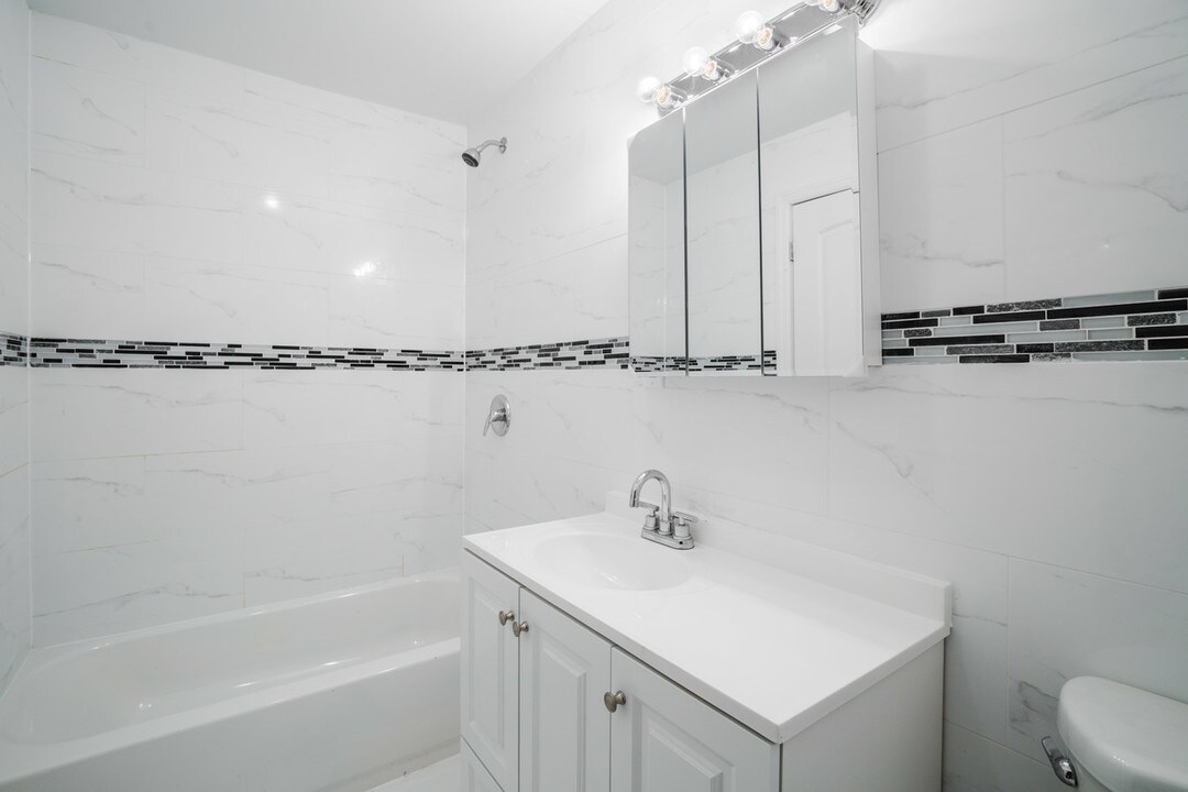 335 Bradford St, Unit 2 in Brooklyn, NY - Building Photo