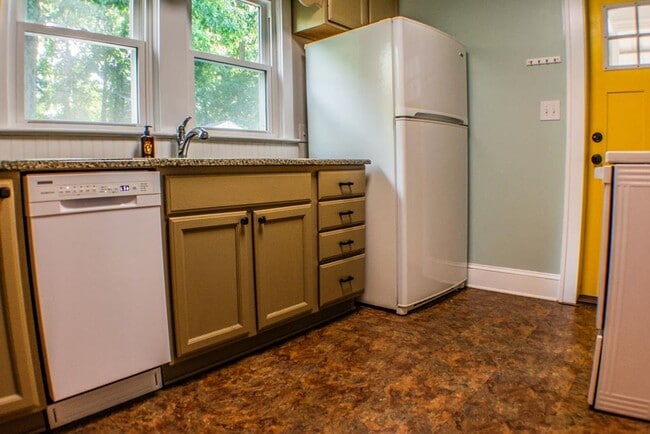 1245 S Hawthorne Rd in Winston-Salem, NC - Building Photo - Building Photo