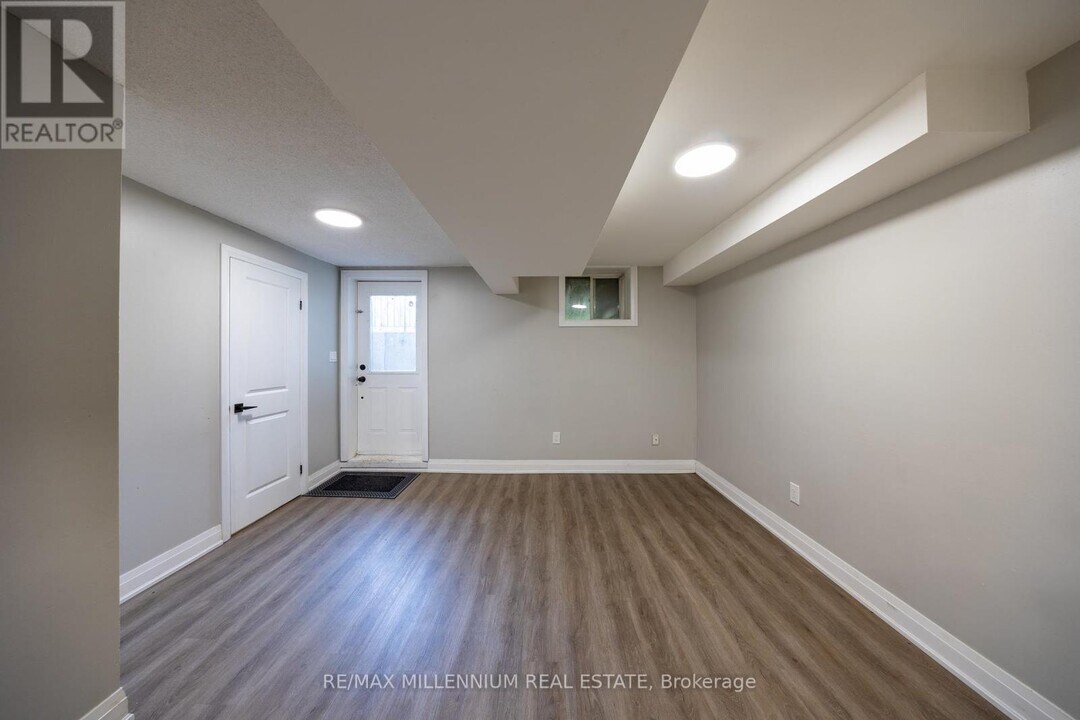 6 Ormerod St in Toronto, ON - Building Photo