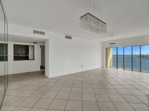 300 Bayview Dr in Sunny Isles Beach, FL - Building Photo - Building Photo