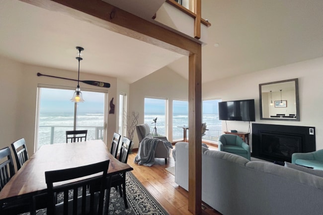 6437 NW Finisterre Ave in Yachats, OR - Building Photo - Building Photo