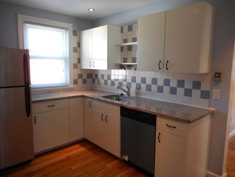 17 Pembroke St, Unit 2 in Chelsea, MA - Foto de edificio