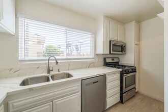 520 Avenue B in Redondo Beach, CA - Building Photo - Building Photo
