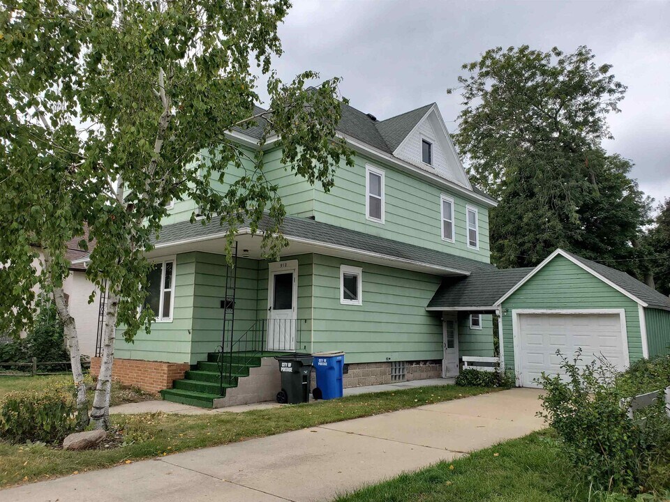 912 Cass St in Portage, WI - Building Photo
