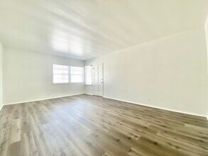 2111 W Florence Ave in Los Angeles, CA - Building Photo - Building Photo