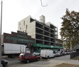 64 Bayard St in Brooklyn, NY - Foto de edificio - Building Photo