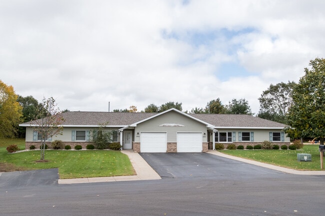 Hickory Drive and Pinecrest Apartments in Plover, WI - Building Photo - Building Photo