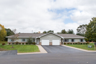 Hickory Drive and Pinecrest Apartments in Plover, WI - Foto de edificio - Building Photo