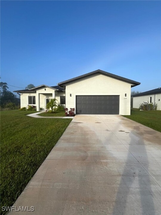 1038 Capetown Ave in Lehigh Acres, FL - Building Photo