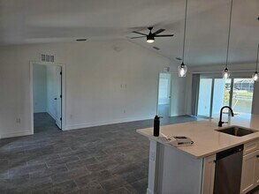 6 NE 20th St in Cape Coral, FL - Foto de edificio - Building Photo