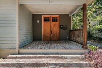 215 Ira Ave in San Antonio, TX - Building Photo - Building Photo