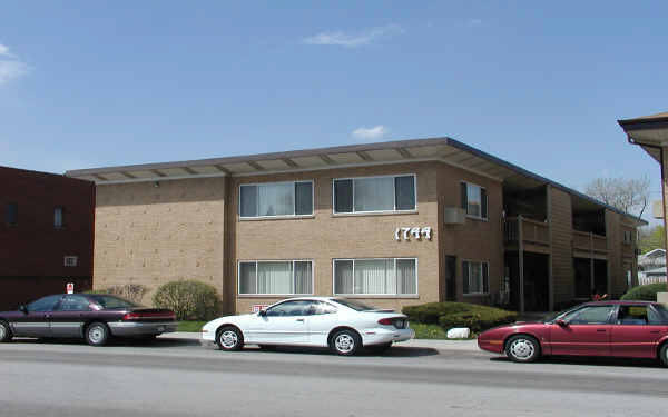 1744 E Oakton St in Des Plaines, IL - Building Photo