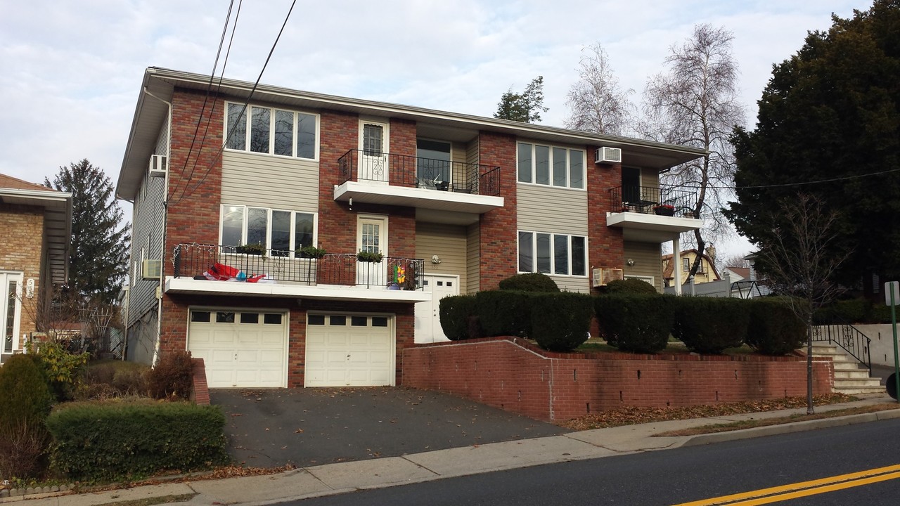 536-538 Hackensack St in Carlstadt, NJ - Building Photo