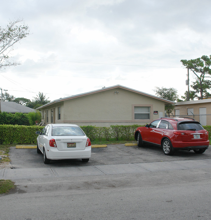 2435-2441 NW 8th Pl in Fort Lauderdale, FL - Building Photo