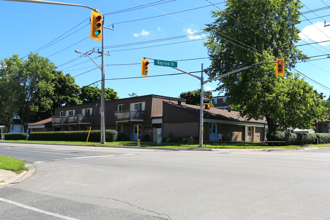 108 Burton Ave in Barrie, ON - Building Photo - Primary Photo