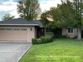 3466 Shelby Dr in Medford, OR - Building Photo