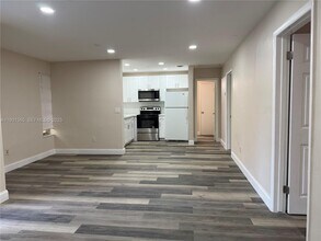 3033 NW 43rd Ave in Lauderdale Lakes, FL - Foto de edificio - Building Photo