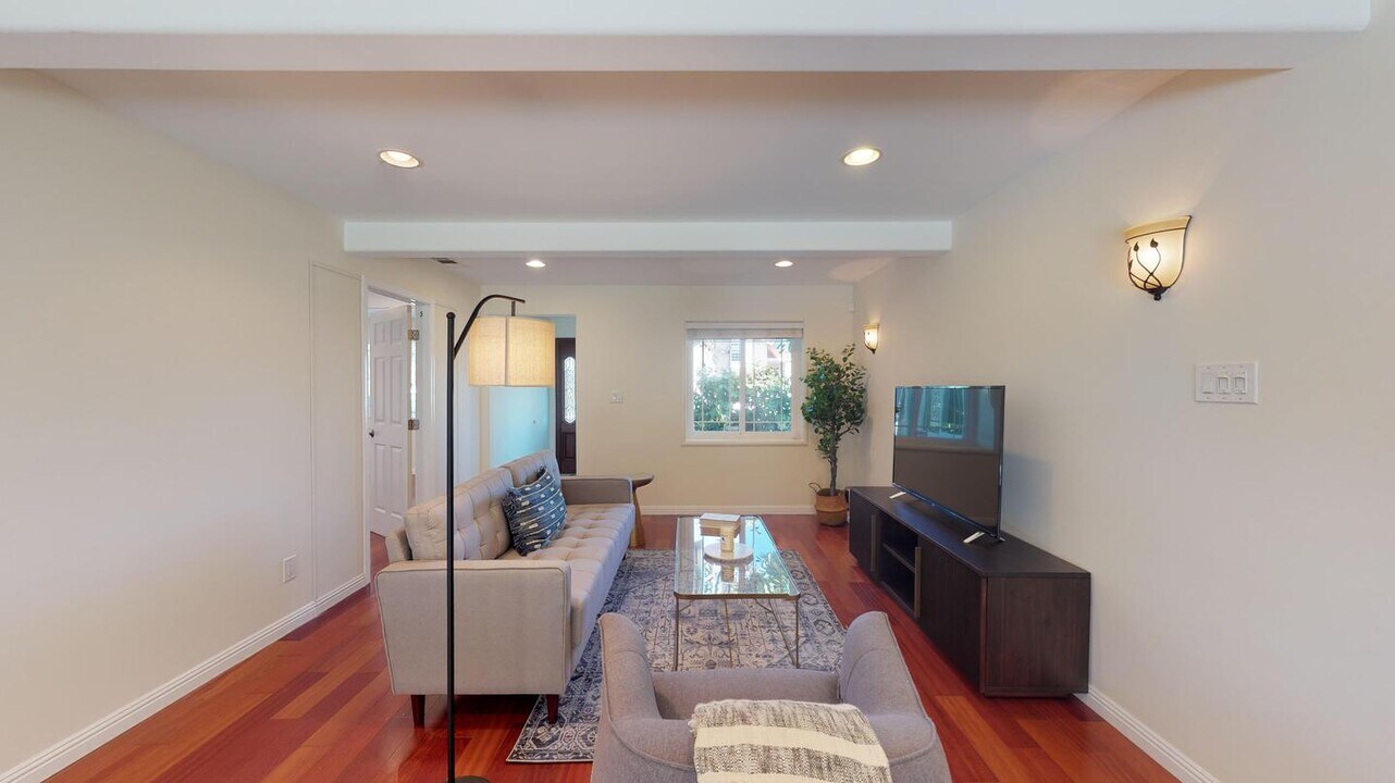 21060 Grenola Dr in Cupertino, CA - Building Photo