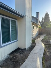2082 E Minarets Ave in Fresno, CA - Foto de edificio - Building Photo