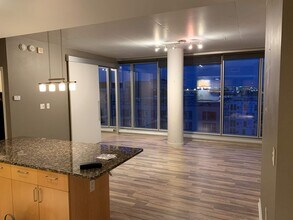 8161 33rd Ave S, Unit 904 in Bloomington, MN - Foto de edificio - Building Photo